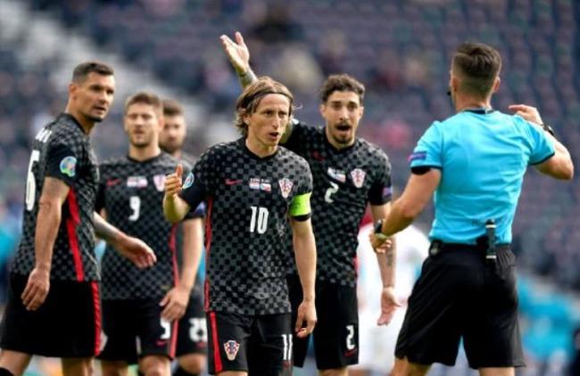 ¡Controversial!El árbitro de la Eurocopa terminó el partido con 20 segundos de anticipación.