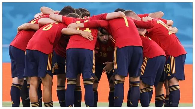¿Los anfitriones españoles han sido engañados?Los fans abuchean a los jugadores de nuestro equipo + césped desfavorable