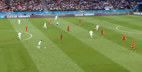 ¡Ronaldo realmente necesita un buen ayudante!Miró a Benzema con envidia.
