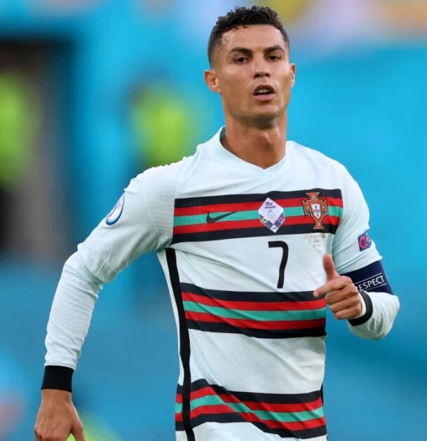 Ronaldo cambió de camisa a manga larga en el medio tiempo y todavía no ha recuperado el juego.