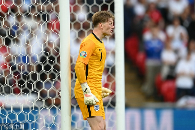 ¡El primer gol de la Copa Europea de Inglaterra!El guardián de los tres leones rompió el récord de 55 años