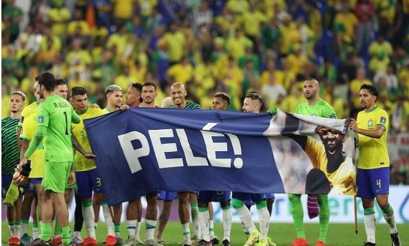 ¡Vamos al rey de la pelota! El jugador brasileño levantó una pancarta después del Partido para bendecir a Pelé