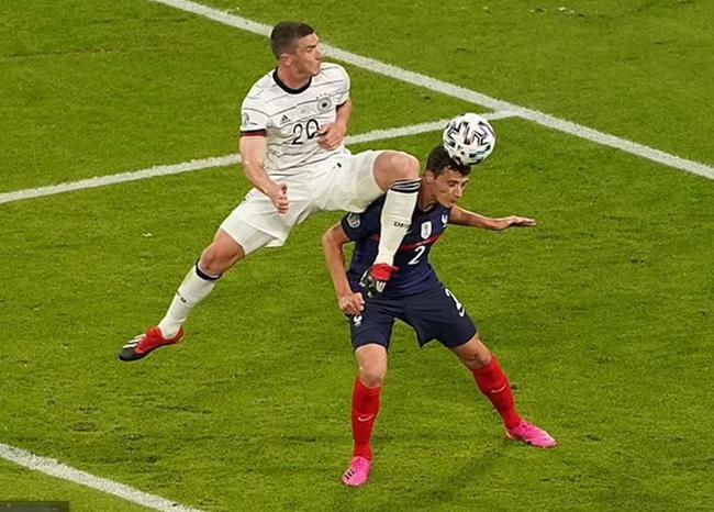 Francia + Bayern perdió la conciencia por un breve golpe de rodilla de un jugador alemán