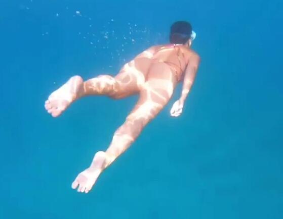 La novia de Ronaldo se sumerge en el mar y disfruta de unas vacaciones agradables con Ronaldo