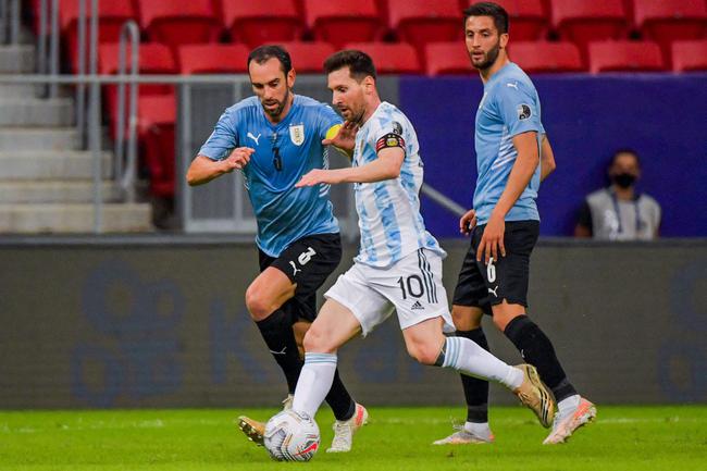 Copa América - Messi ayuda a romper la cintura de hierro Argentina 1 - 0 Uruguay