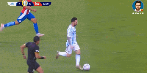 Messi se levantó inmediatamente después de ser pateado y persiguió la pelota.