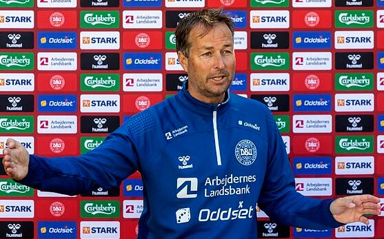 El entrenador danés bombardeó a la UEFA: un buen líder llevaría a los jugadores a casa