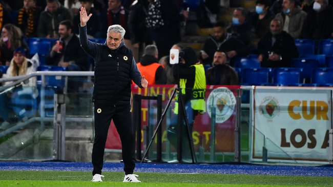 La desaparición de Mourinho fue abucheada por primera vez por los fans de Roma