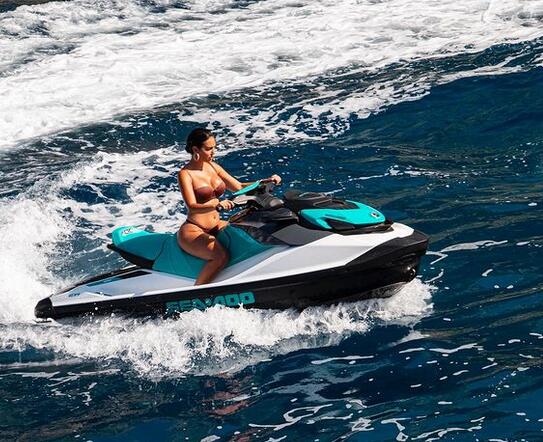 La novia de Ronaldo se sumerge en el mar y disfruta de unas vacaciones agradables con Ronaldo