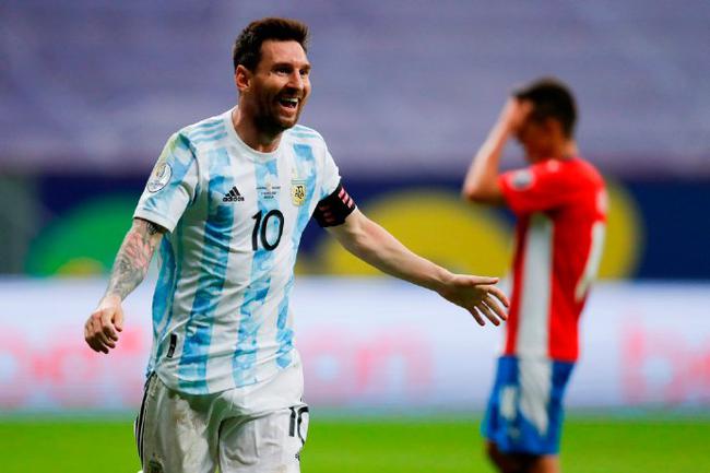 Messi se levantó inmediatamente después de ser pateado y persiguió la pelota.