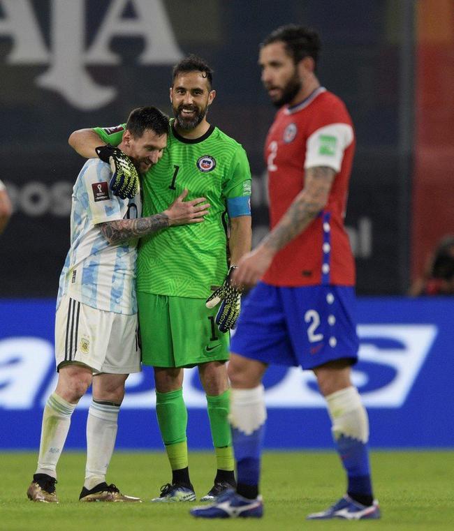¡Amigos de Messi!Un intercambio de camisetas con 374 y un apretón de manos con el enemigo.
