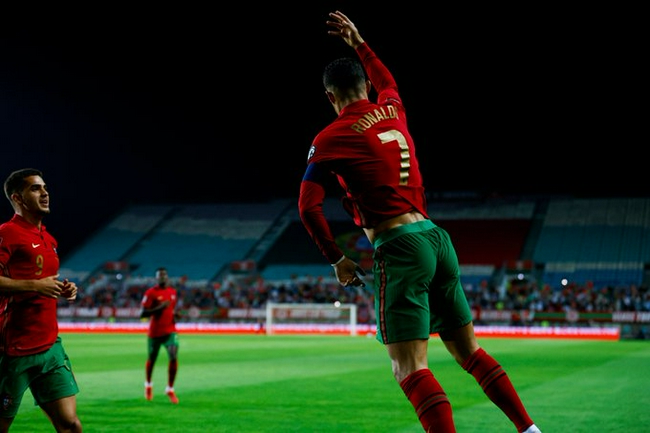 Clasificación mundial - Ronaldo lanza un hat - trick B - FEE a Portugal 5 - 0