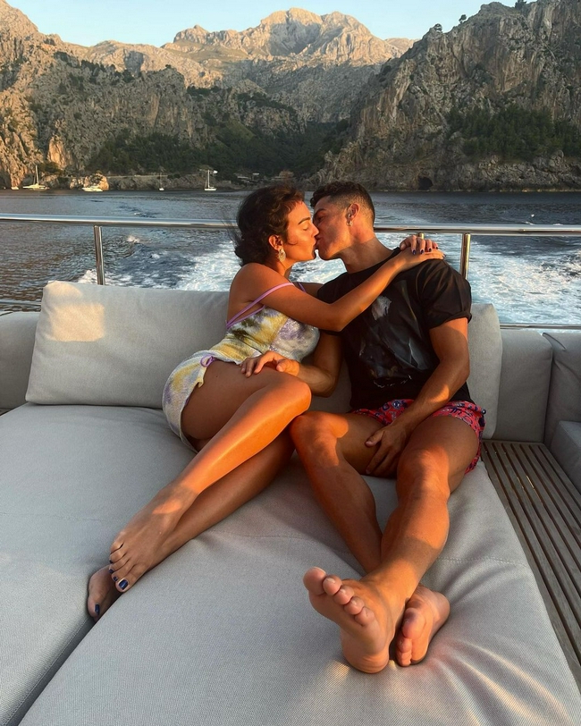 Ronaldo y su novia en el yate show love un beso caliente para olvidar todos los problemas