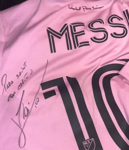 Kinka Daishan expone la camiseta de Messi to en las redes sociales y lleva a los niños a tomar una foto con Messi