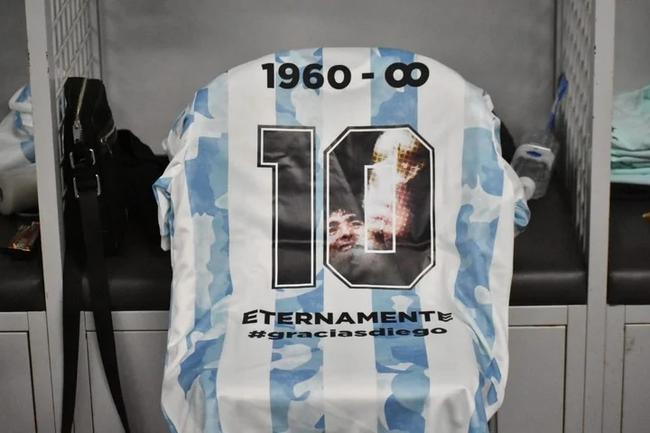 Argentina lleva la camiseta número 10 para conmemorar la gran escultura de Maradona