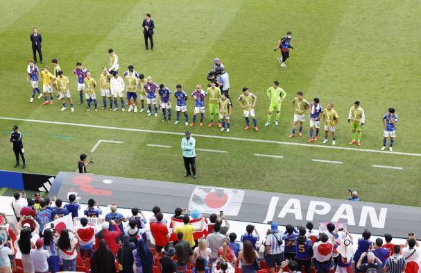 Los jugadores japoneses se inclinaron y se disculparon después de disparar tres veces más que sus oponentes.