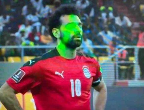 ¿Egipto perdió un poco? Salah se puso verde en la cara con un láser en el penalti.