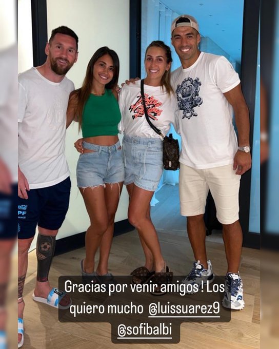 Messi toma una foto con la familia suárez: gracias por venir