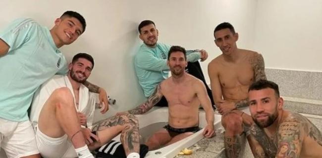 Messi sólo usa ropa interior después del partido, se sienta en la bañera para animar a sus compañeros de equipo a repostar
