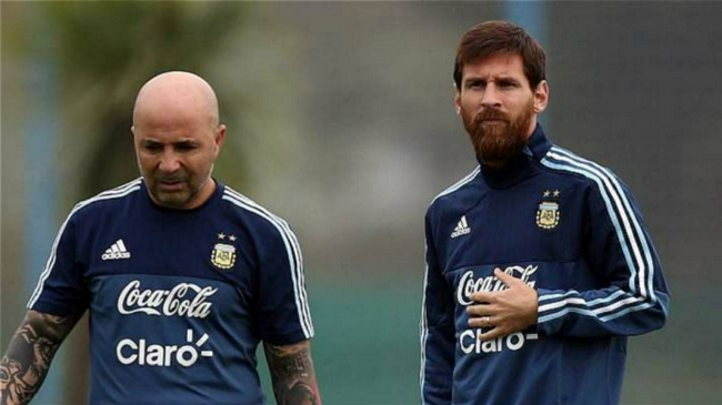 Messi se enfrenta a un ex entrenador argentino: dos hombres se enfrentaron hace tres a ños