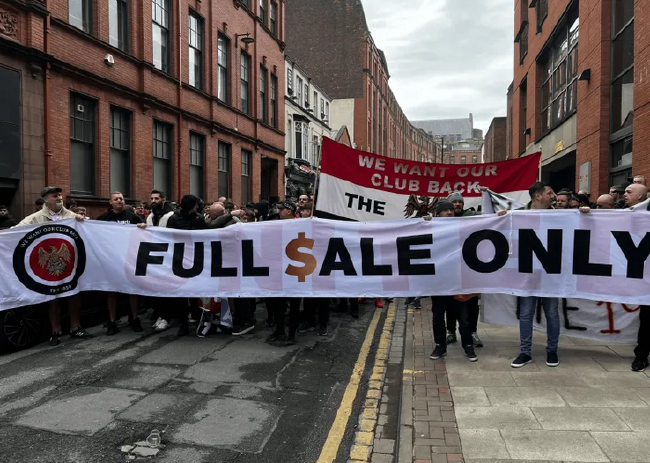 ¡¡ los fanáticos del Manchester United salieron a la calle para pedir a la familia grezer que se fuera!