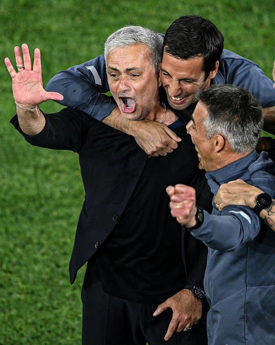 Deportes de roma: Mourinho se niega a entrenar al Chelsea y solo quiere quedarse en Roma