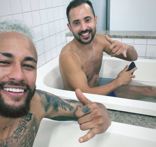 Neymar se baña después del Partido para celebrar la victoria con gestos sonrientes 666