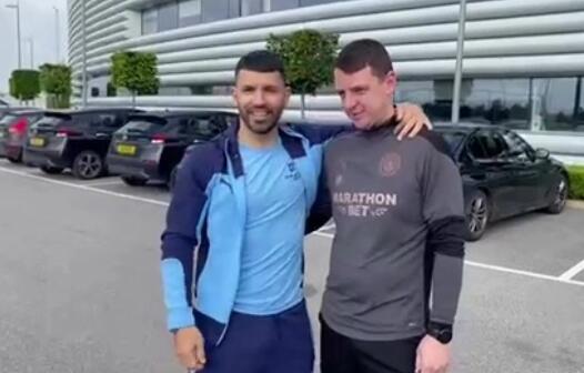 Aguero entregó un coche a los empleados de Manchester City para su venta en línea